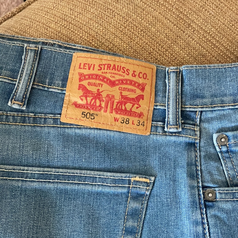 Light wash Levi’s - Picture 3 of 4